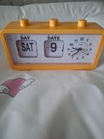 Wekker met een flapkalender dag en datum.
Kleur geel, Ophalen of Verzenden, Zo goed als nieuw, Analoog