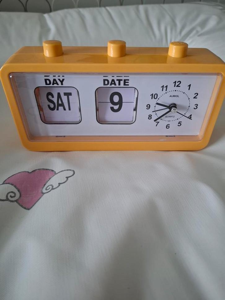 Wekker met een flapkalender dag en datum.
Kleur geel, Witgoed en Apparatuur, Wekkers, Zo goed als nieuw, Analoog, Ophalen of Verzenden