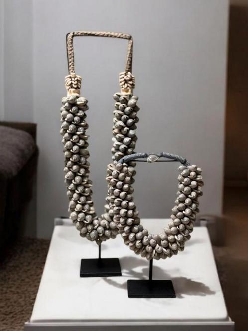schelpenketting op standaard grijs small, Antiek en Kunst, Kunst | Niet-Westerse kunst, Ophalen of Verzenden
