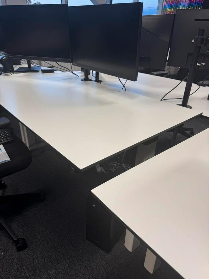 WEG = WEG duo bureau te koop €150, Huis en Inrichting, Bureaus, Zo goed als nieuw, In hoogte verstelbaar, Ophalen