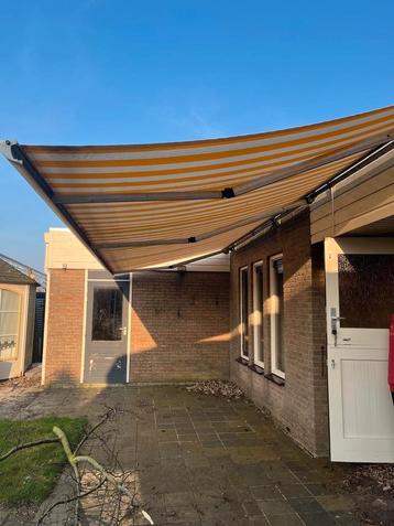 Zonnescherm 6.5m breed.  Elektrisch. beschikbaar voor biedingen