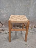 Vintage jaren 70 kruk hout met gevlochten papercord zitting, Huis en Inrichting, Krukjes, Ophalen, Gebruikt, Hout