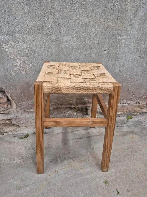 Vintage jaren 70 kruk hout met gevlochten papercord zitting, Huis en Inrichting, Krukjes, Gebruikt, Hout, Ophalen