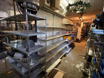 Houten en stalen winkelstelling magazijnstelling beschikbaar voor biedingen