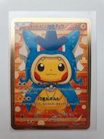 Pretend Gyarados Poncho Pikachu Full Art Pokemon metalen, Ophalen of Verzenden, Zo goed als nieuw