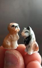 Twee Vintage Miniatuur Porseleinen Hondjes – Handgeschilderd, Antiek en Kunst, Antiek | Porselein, Ophalen of Verzenden
