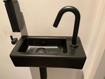Zwart fonteintje met kraan beschikbaar voor biedingen
