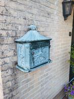 Antieke metalen brievenbus met reliëf – klassiek model, Tuin en Terras, Brievenbussen, Ophalen of Verzenden, Gebruikt, IJzer