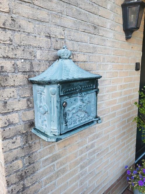 Antieke metalen brievenbus met reliëf – klassiek model, Tuin en Terras, Brievenbussen, Gebruikt, IJzer, Ophalen of Verzenden