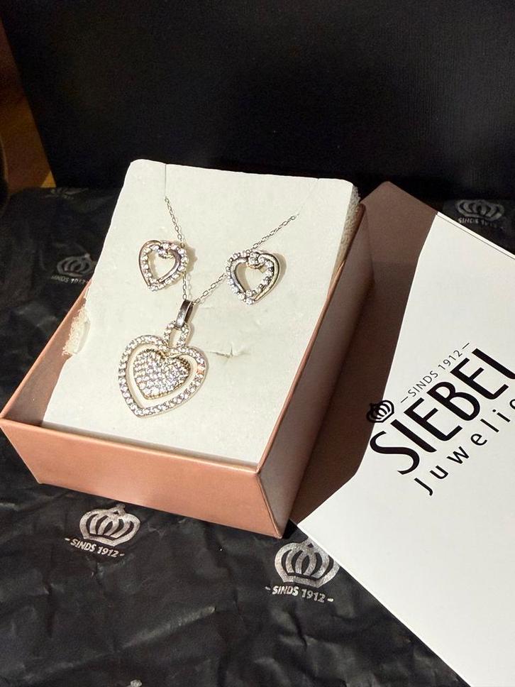 Hartjes Sieradenset - Siebel Juweliers, Sieraden, Tassen en Uiterlijk, Kettingen, Zo goed als nieuw, Zilver, Met strass, Ophalen of Verzenden
