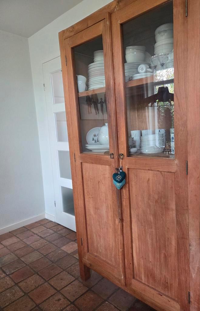 Houten vitrinekast met glazen deuren teak, Huis en Inrichting, Kasten | Vitrinekasten, Gebruikt, 150 tot 200 cm, 25 tot 50 cm