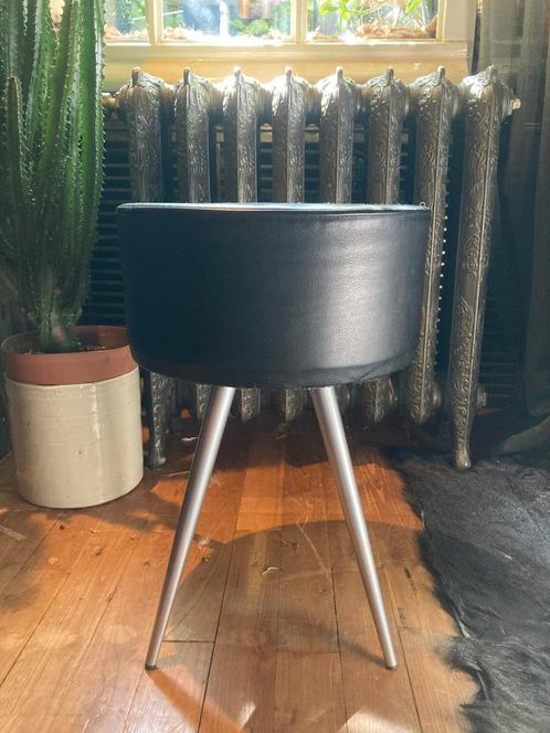 Leuk en praktisch krukje in leer en staal italiaans design, Huis en Inrichting, Krukjes, Zo goed als nieuw, Ophalen of Verzenden