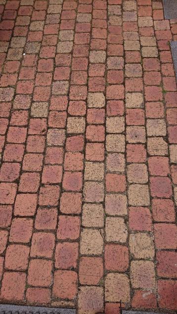 Gratis gebakken straatstenen 6 cm dik rood en geel. 11*11,cm beschikbaar voor biedingen