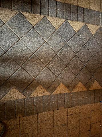 Ongeveer 70m2 sierbestrating 20x20 10x10 5x20 beschikbaar voor biedingen