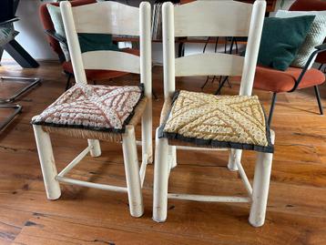 Vintage stoeltjes met gratis kussentjes beschikbaar voor biedingen