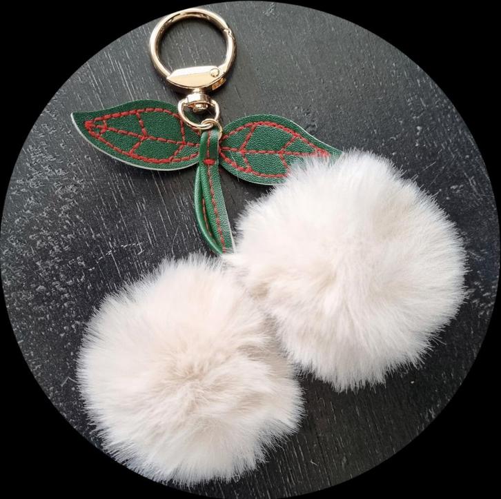 Tashanger kers sleutelhanger kersen pluche cherry pendant, Verzamelen, Sleutelhangers, Nieuw, Verzenden