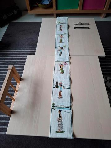 Geborduurde Indonesische Wandlap met Ophangset beschikbaar voor biedingen