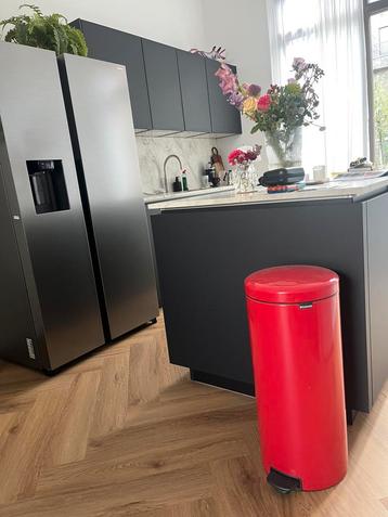 Rode Brabantia prullenbak 23-30 liter beschikbaar voor biedingen