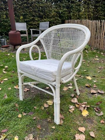 Witte rotan stoel beschikbaar voor biedingen