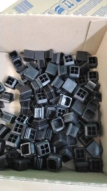 Meubeldop zwart voor koker 25x25mm, NIEUW,  ruim 100 st. beschikbaar voor biedingen