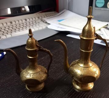 2 messing schenk-kannetjes beschikbaar voor biedingen