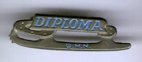 Diploma zilverkleurig schaats speldje ( P_248 ), Verzamelen, Speldjes, Pins en Buttons, Zo goed als nieuw, Speldje of Pin, Sport