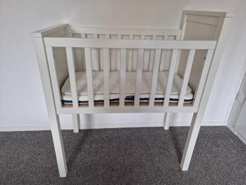 Baby wiegje inclusief Aerosleep matras, topper & hoeslaken beschikbaar voor biedingen