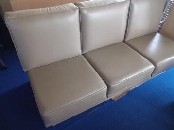 toonzaal bank zitbank 3 plaatsen x 2 stuks beschikbaar voor biedingen