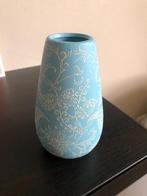 Lichtblauwe decoratieve vaas met sierlijk reliëf, Overige kleuren, Aardewerk of Porselein, Ophalen of Verzenden, Zo goed als nieuw
