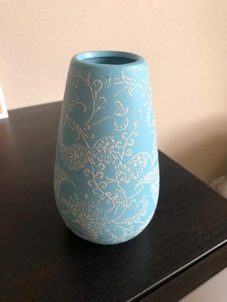 Lichtblauwe decoratieve vaas met sierlijk reliëf, Huis en Inrichting, Woonaccessoires | Vazen, Zo goed als nieuw, Overige kleuren