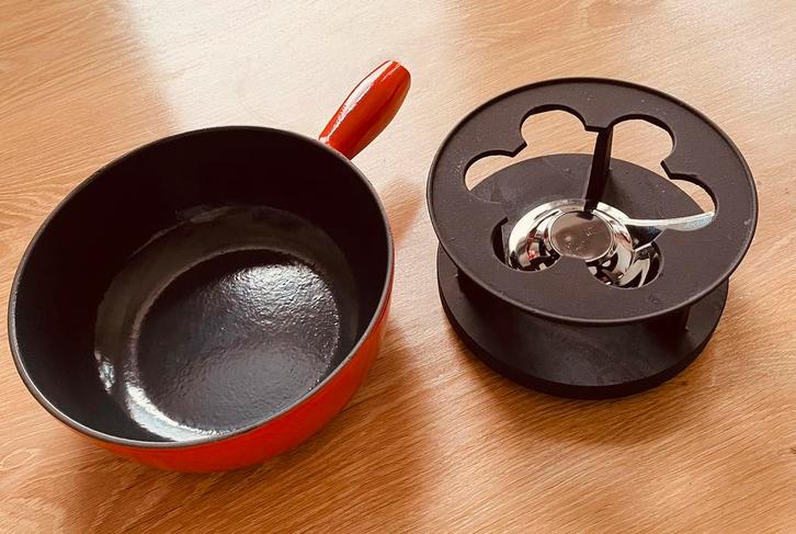 Caquelon van gietijzer met onderstel, Witgoed en Apparatuur, Fonduesets, Zo goed als nieuw, Brander, Ophalen