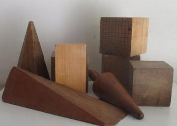 mooie oude geometrische vormen modellen in hout beschikbaar voor biedingen
