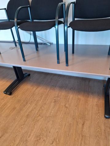 2 grote bureau  2meterx1meter met kabel doorvoer beschikbaar voor biedingen