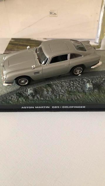James bond met aston martin beschikbaar voor biedingen