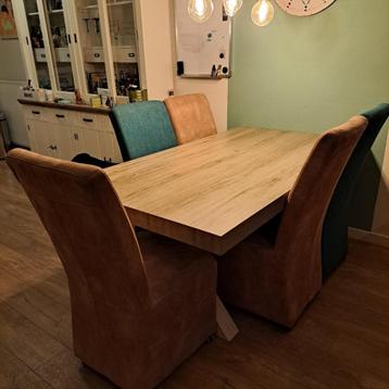eettafel met stoelen (ook los van elkaar te koop) beschikbaar voor biedingen