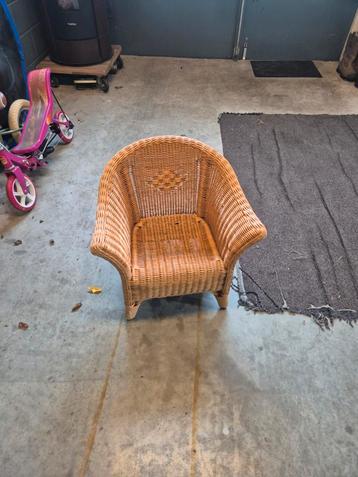 Schattig rotan kinderstoeltje beschikbaar voor biedingen