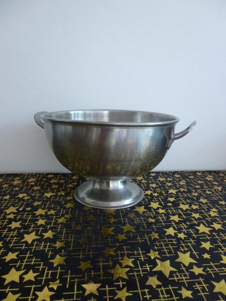 grote rvs Gero  schaal op voet met oren; RK Binnenziekenhuis, Huis en Inrichting, Keuken | Servies, Gebruikt, Schaal of Schalen