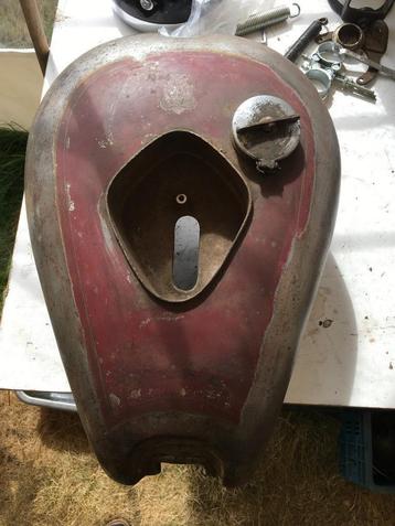 Pre war triumph benzinetank van een 5T beschikbaar voor biedingen