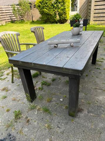 Grote stevige tafel beschikbaar voor biedingen