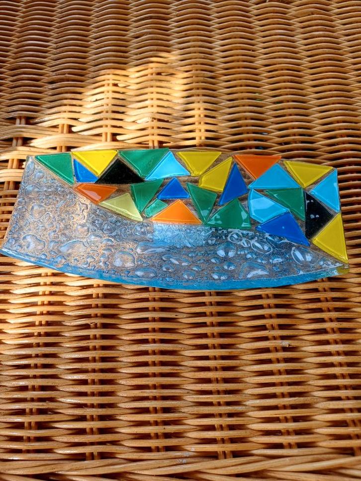 Gaudi: Glazen schaal met kleurrijke mozaïek, Antiek en Kunst, Antiek | Glas en Kristal, Ophalen of Verzenden