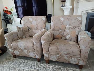 Te Koop: 2 beige fauteuils met bloemen motief (stof) beschikbaar voor biedingen