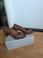 Tamaris bruine leren pumps, Ophalen of Verzenden, Zo goed als nieuw, Bruin
