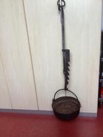 Antieke smeedijzeren zaaghaal met kookpot, Ophalen