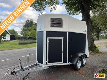Humbaur twee paards trailer zadelkamer Nieuw hout 4.750,- beschikbaar voor biedingen