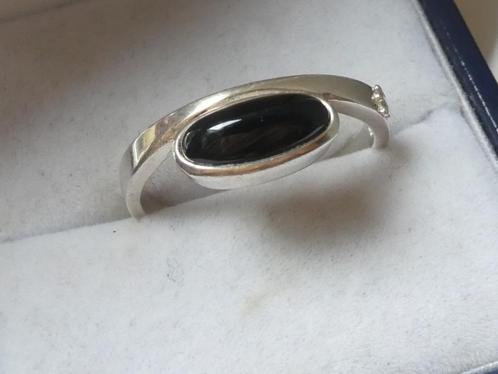 Zilveren ring in aparte vorm met onyx steen, Sieraden, Tassen en Uiterlijk, Ringen, Zo goed als nieuw, Dame, 18 tot 19, Zilver