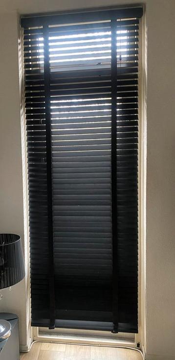 Houtlook zwarte jaloezie beschikbaar voor biedingen
