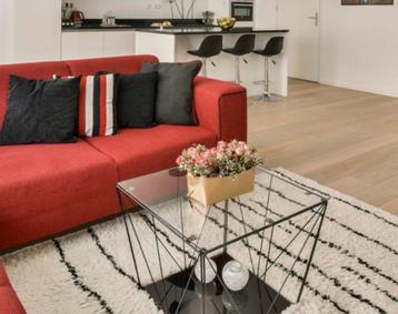 metal salon table with glass top beschikbaar voor biedingen