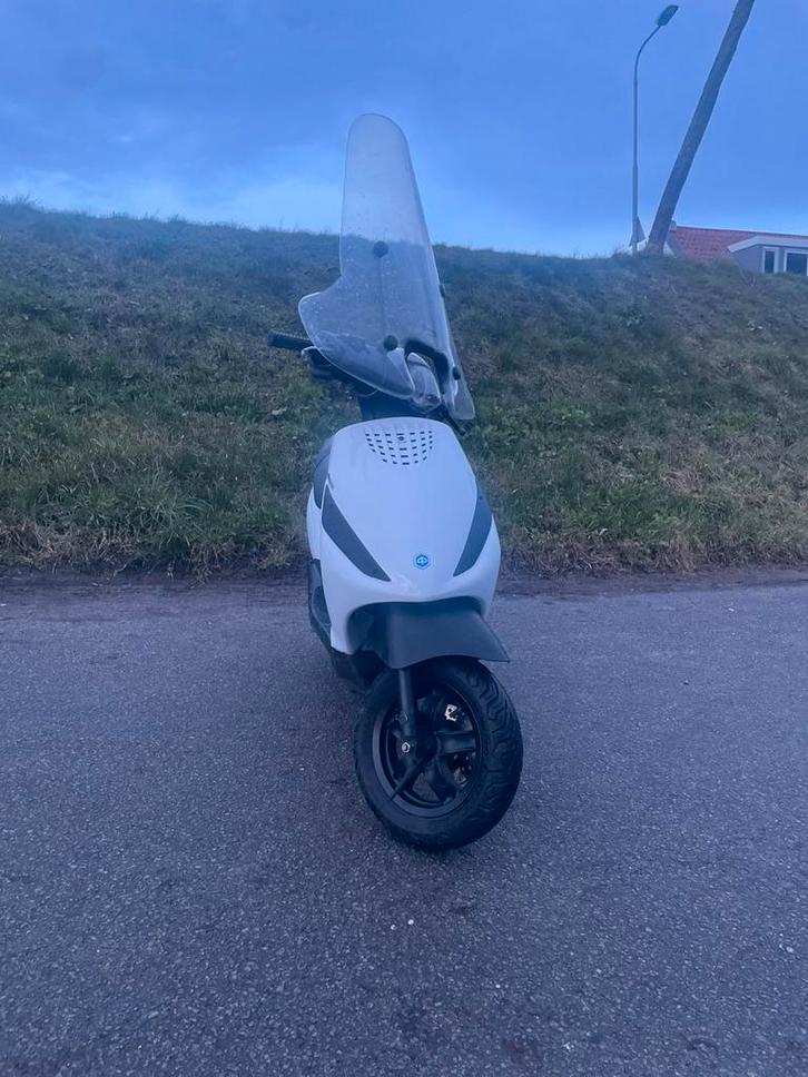 Piaggio Zip scooter, Fietsen en Brommers, Scooters | Piaggio, Gebruikt, Zip, Maximaal 25 km/u, Benzine, Ophalen