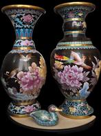 Twee Chinese Cloisonné Vazen 39 cm, 50 tot 75 cm, Zwart, Aardewerk of Porselein, Ophalen of Verzenden