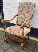 gestoffeerde antieke stoel met armleuningen